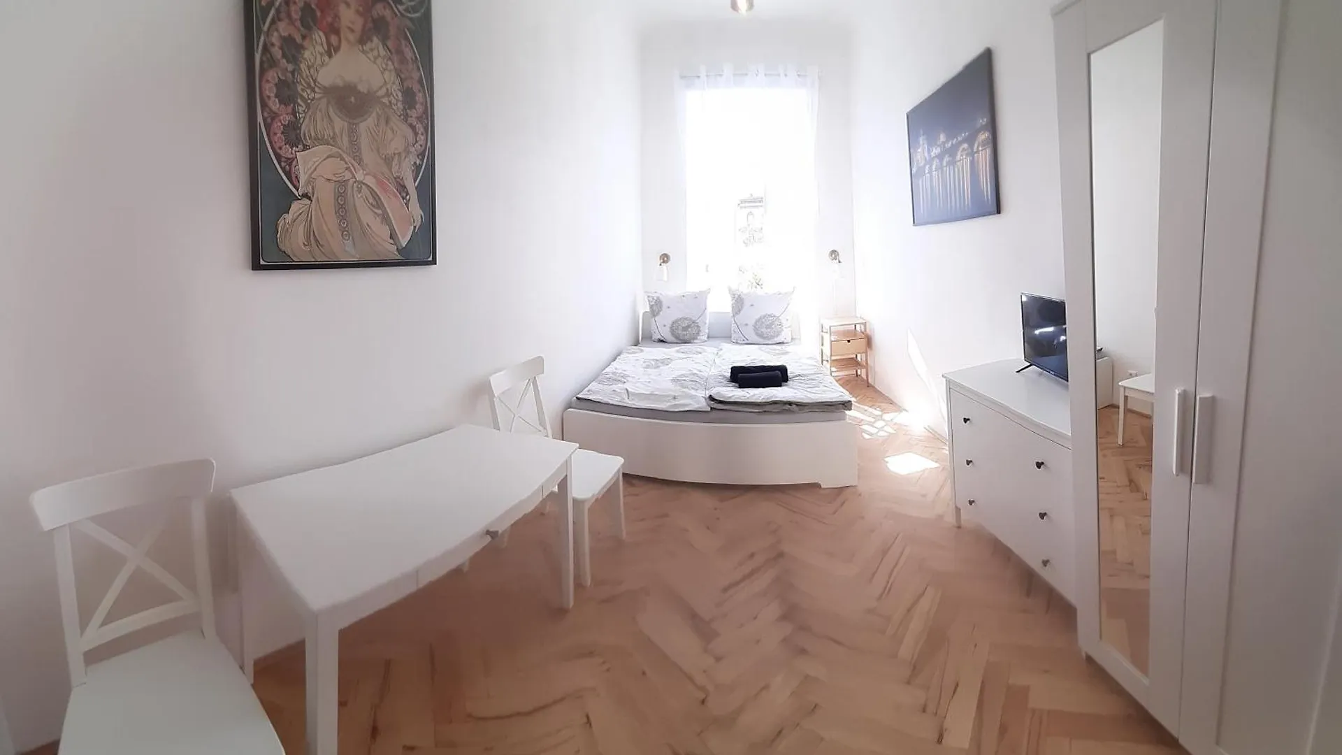 Small Sunny Park View Apartment Praha